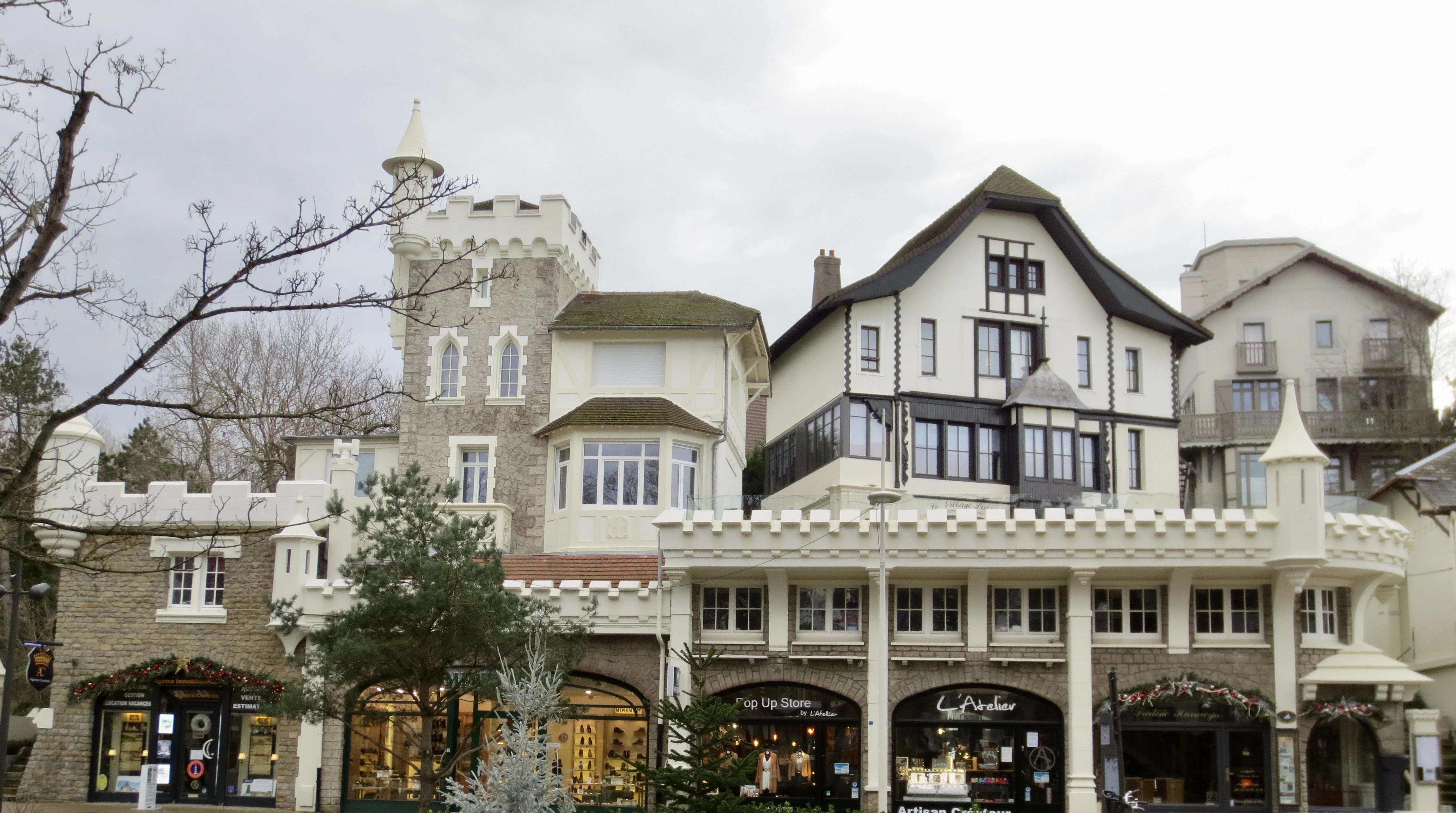 Le Touquet-Paris-Plage - Le Village Suisse, avenue Saint-Jean - Vue d'ensemble des 3 villas.jpg