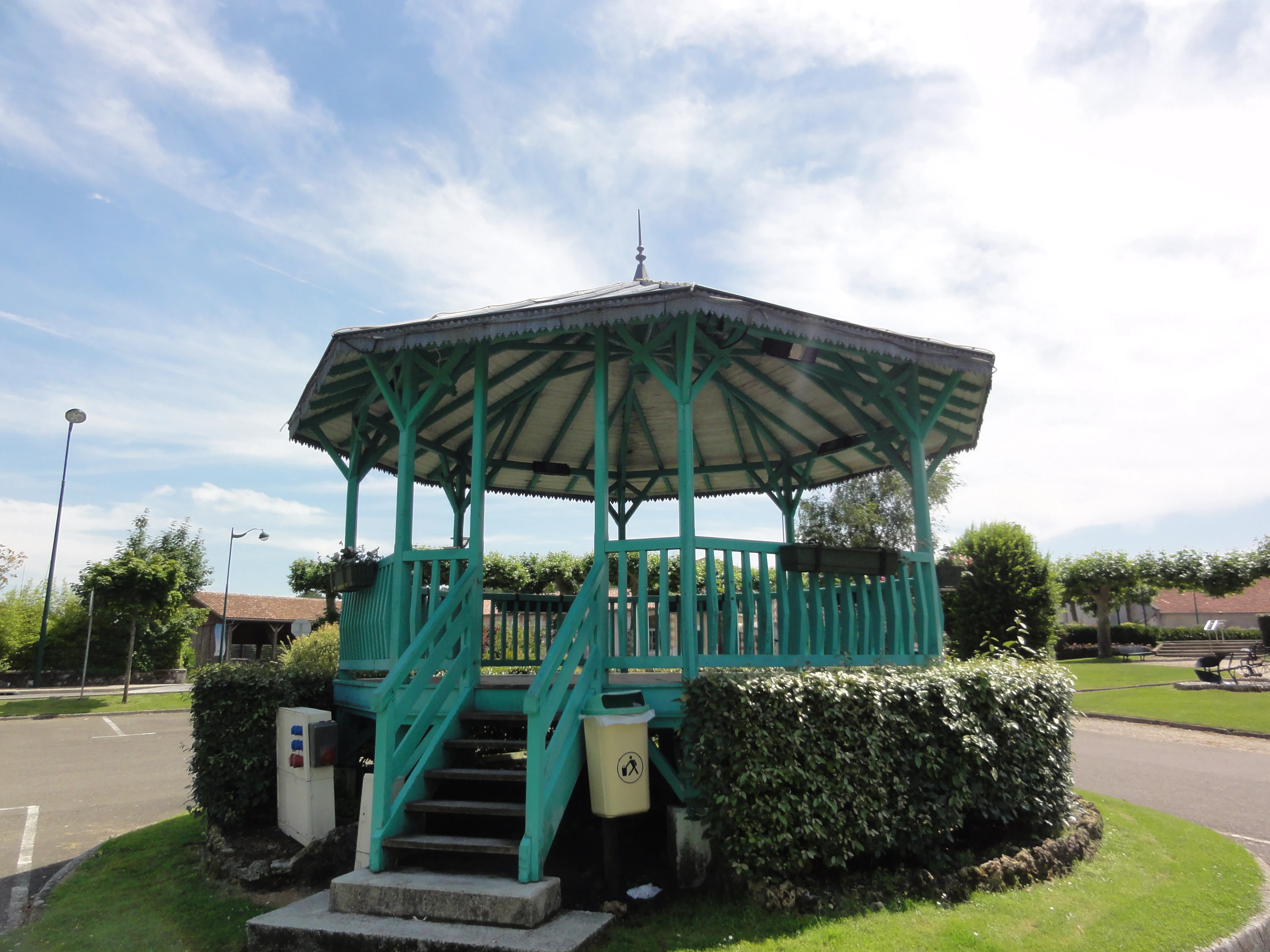 Lesperon (Landes) Kiosque à musique.JPG