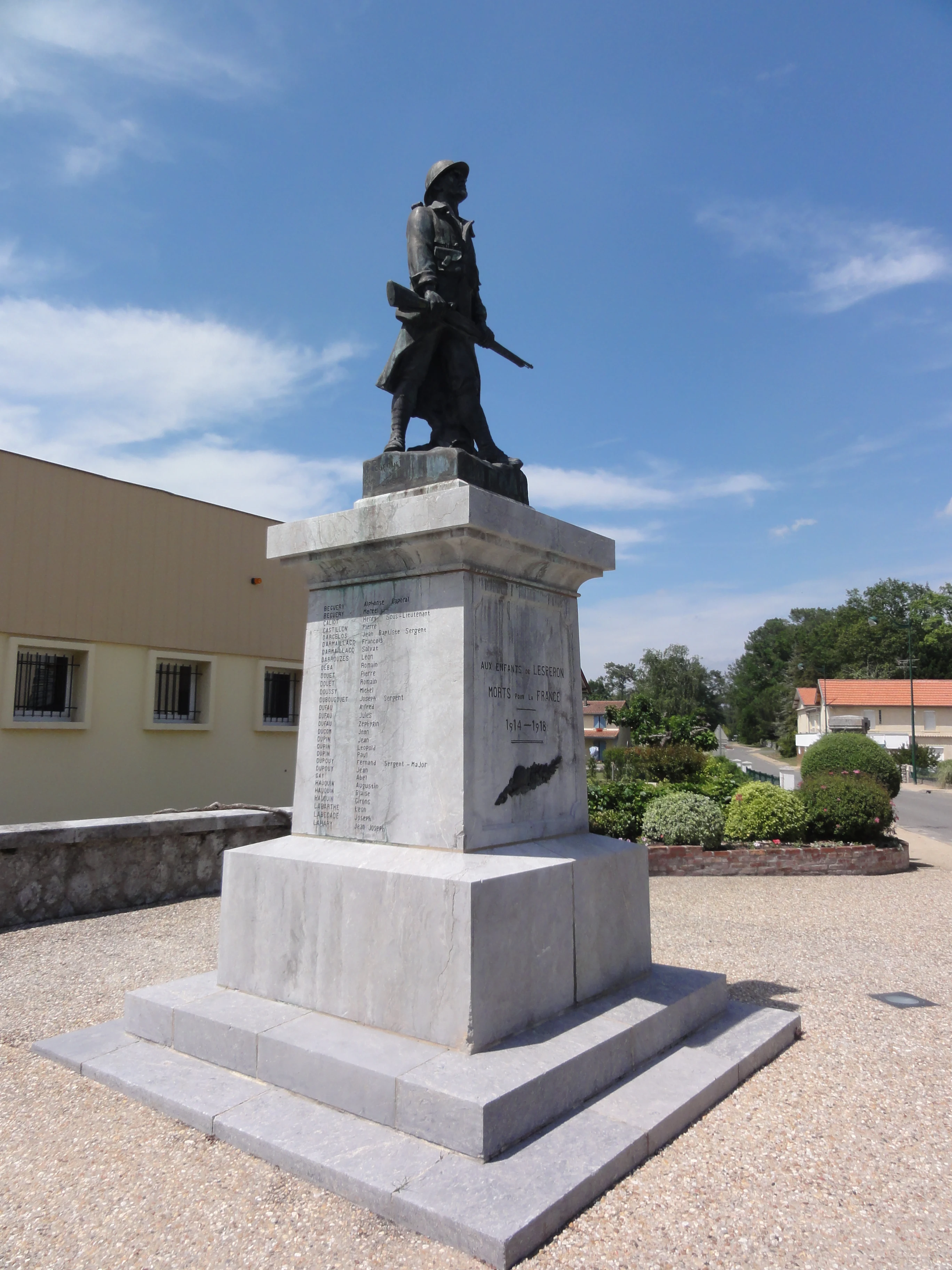 Lesperon (Landes) monument aux morts.JPG