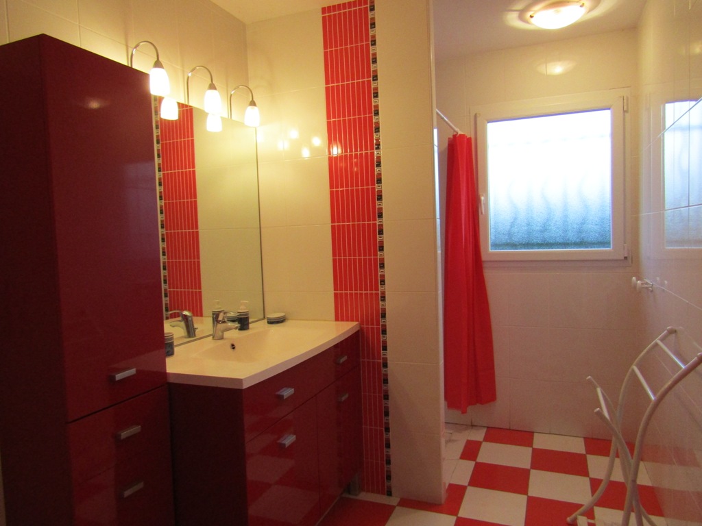 LestageLestage rouge - salle d'eau