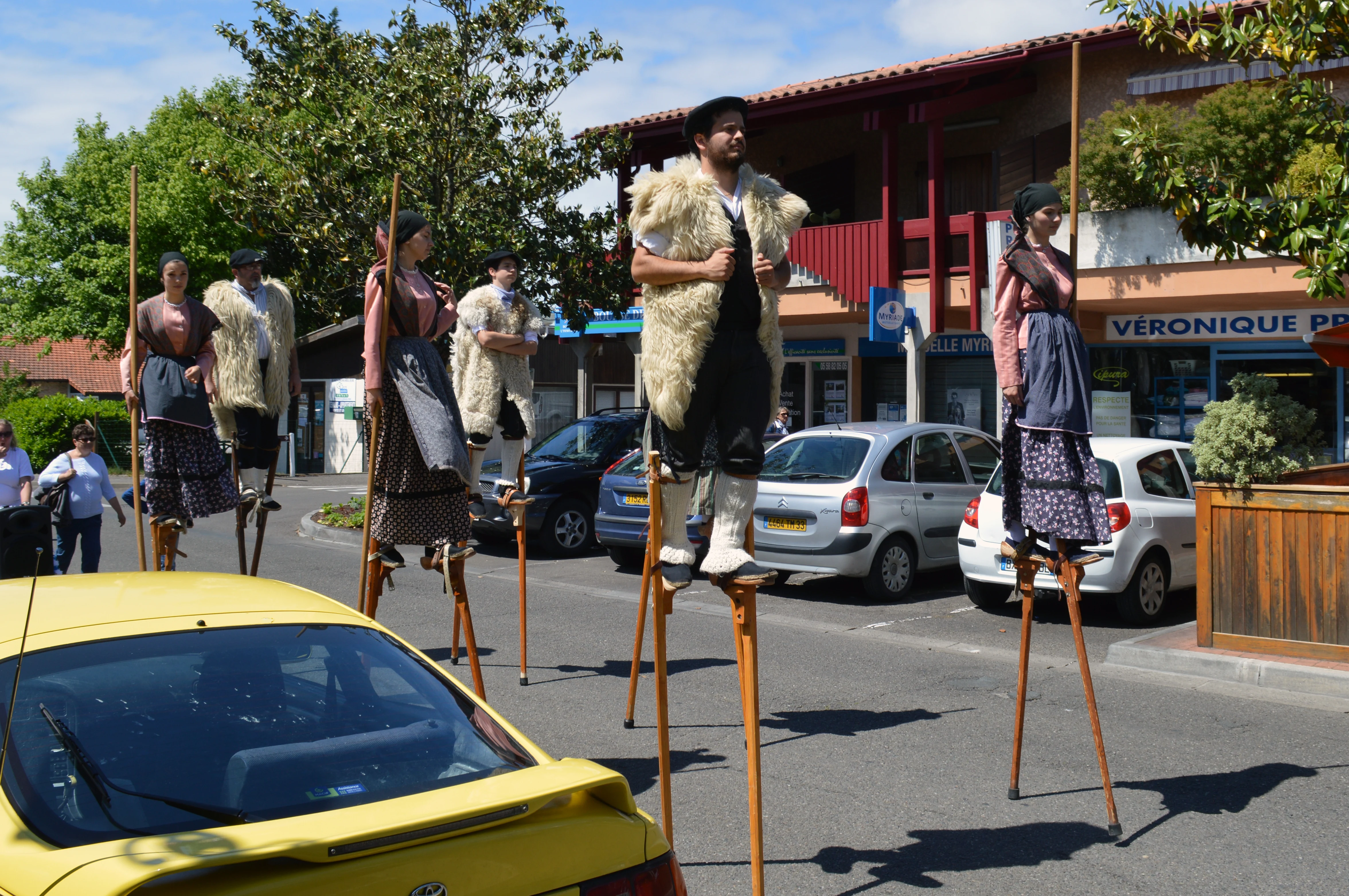 Lous Esquirous stiltwalkers at Biscarrosse Mayade 2015.jpg