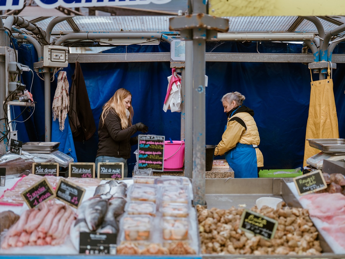 ibrahim-hendy-normandie-tourismemarche-aux-poissons-courseulles-credit-ibrahim-hendy-normandie-tourisme (7)