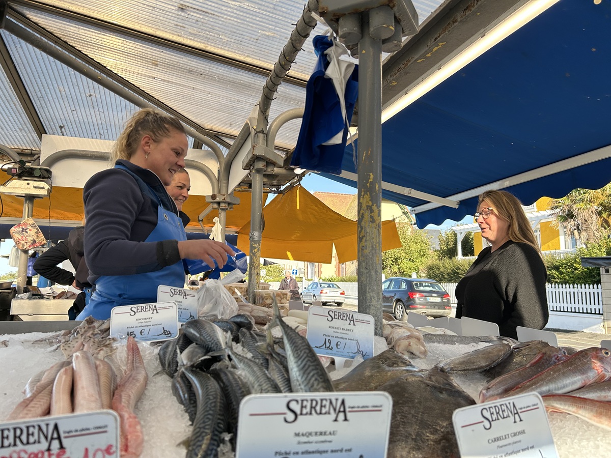 Mathild elelandaismarche-aux-poissons-courseulles-sur-mer-credit-mathilde-lelandais (15)
