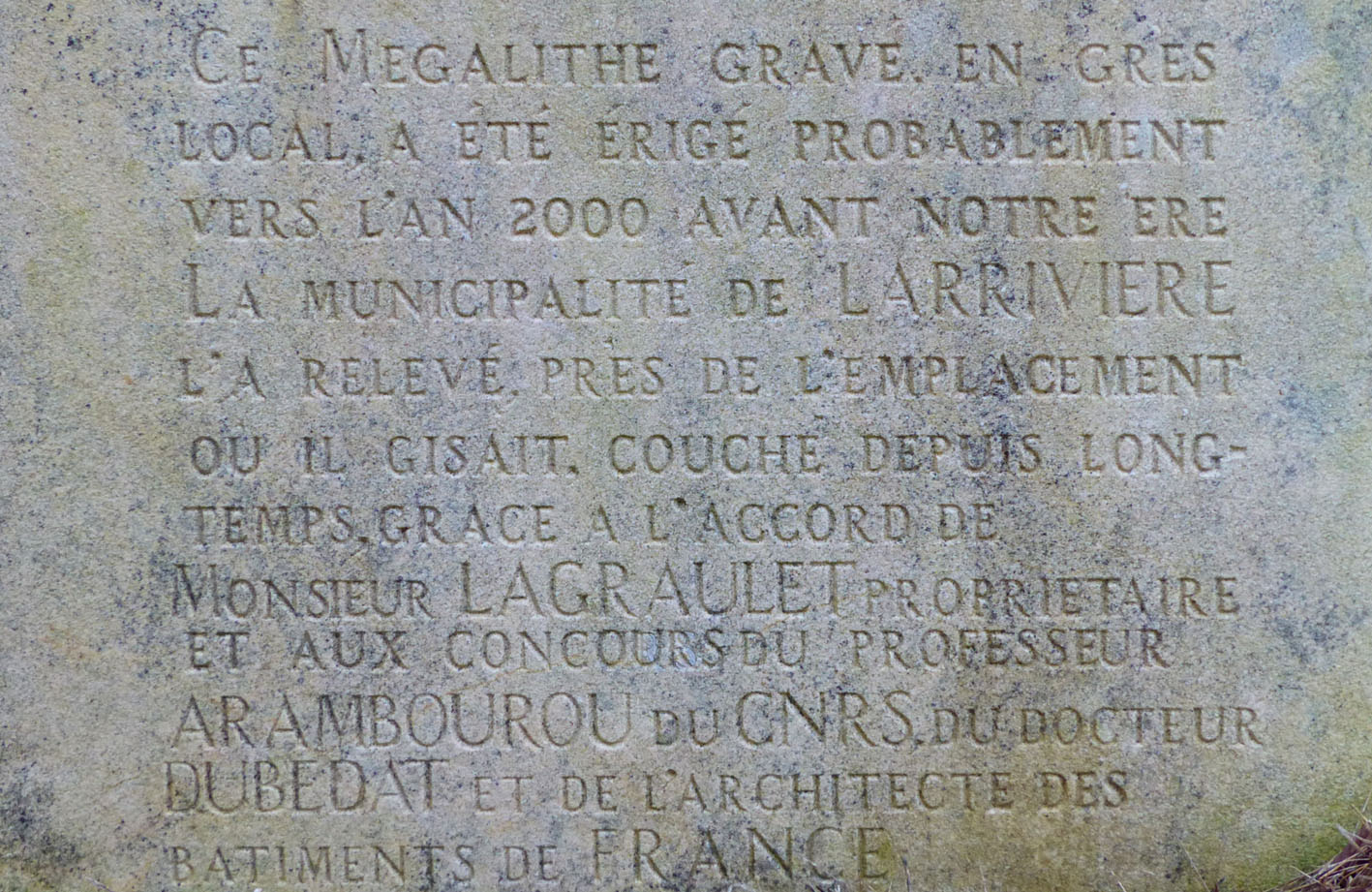 otpgMégalithe de Guillay plaque