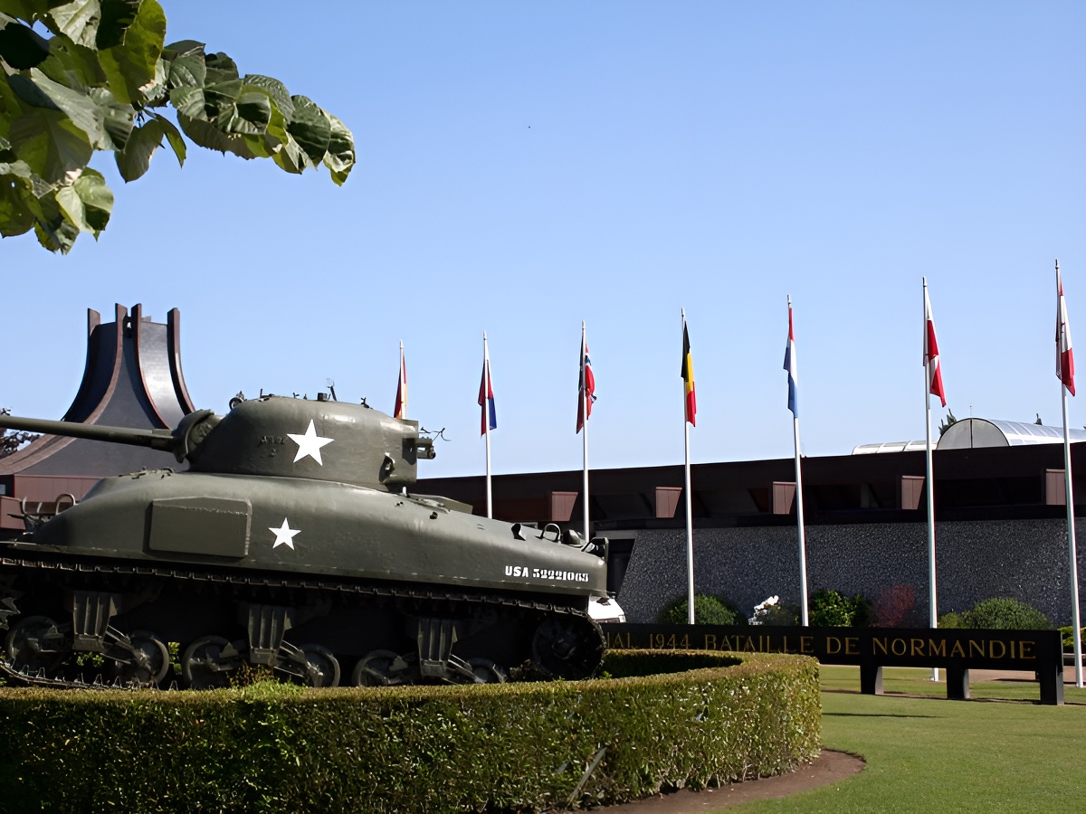 Calvados TourismeChar devant le Mémorial de la Bataille de Normandie - Bayeux