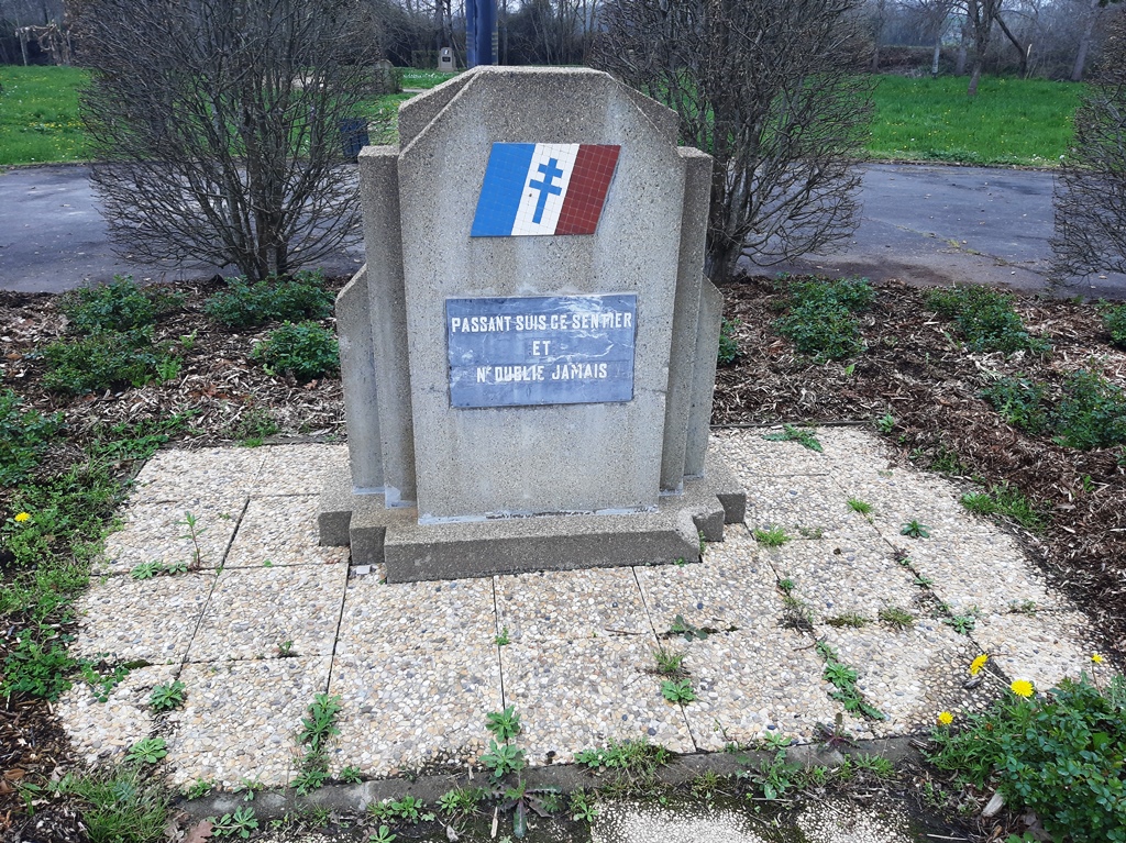 OT Terres de ChalosseMémorial de Clauzon - stèle