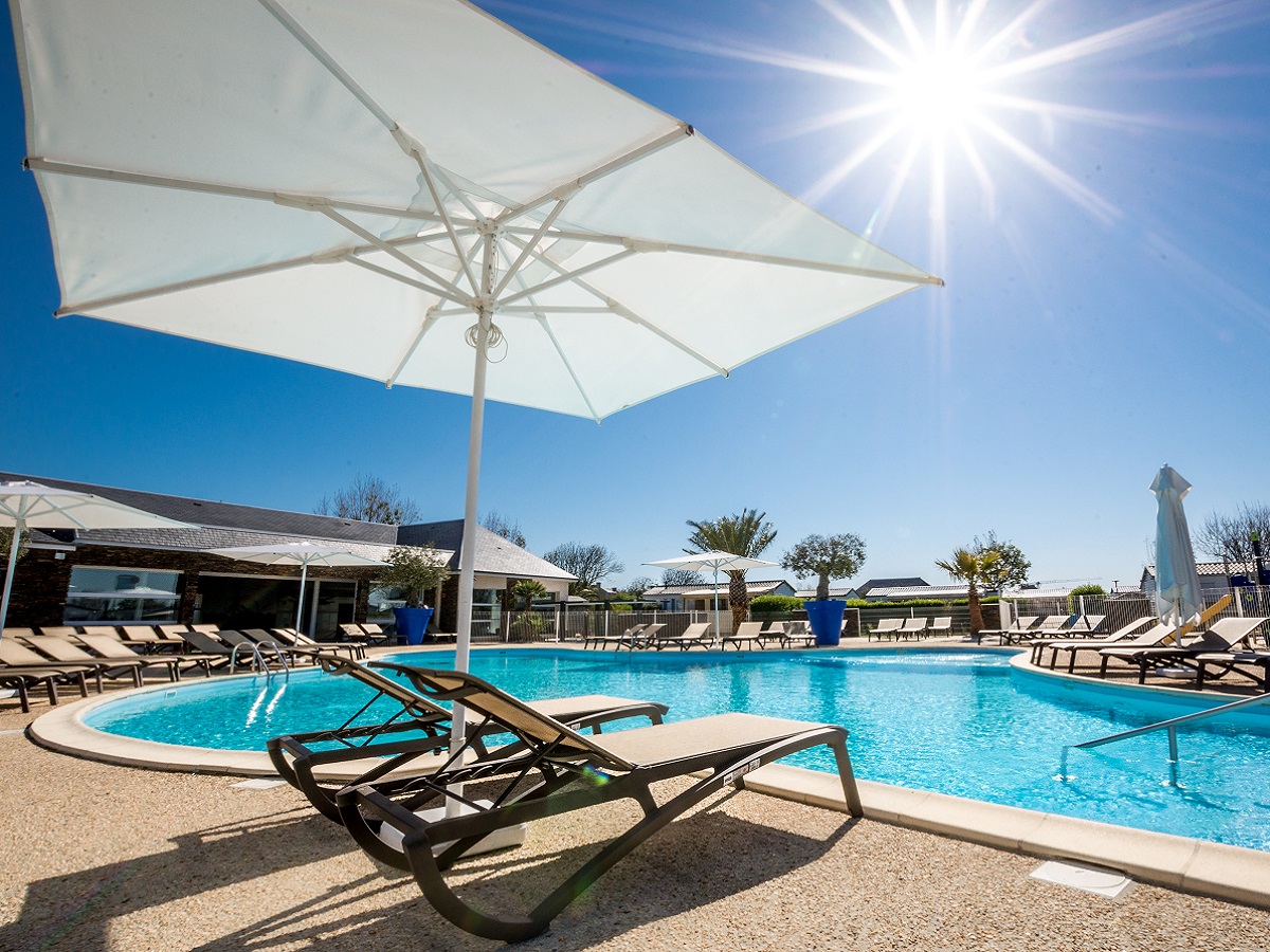 Camping Mer & VacancesMV&Resort-parasol-piscine