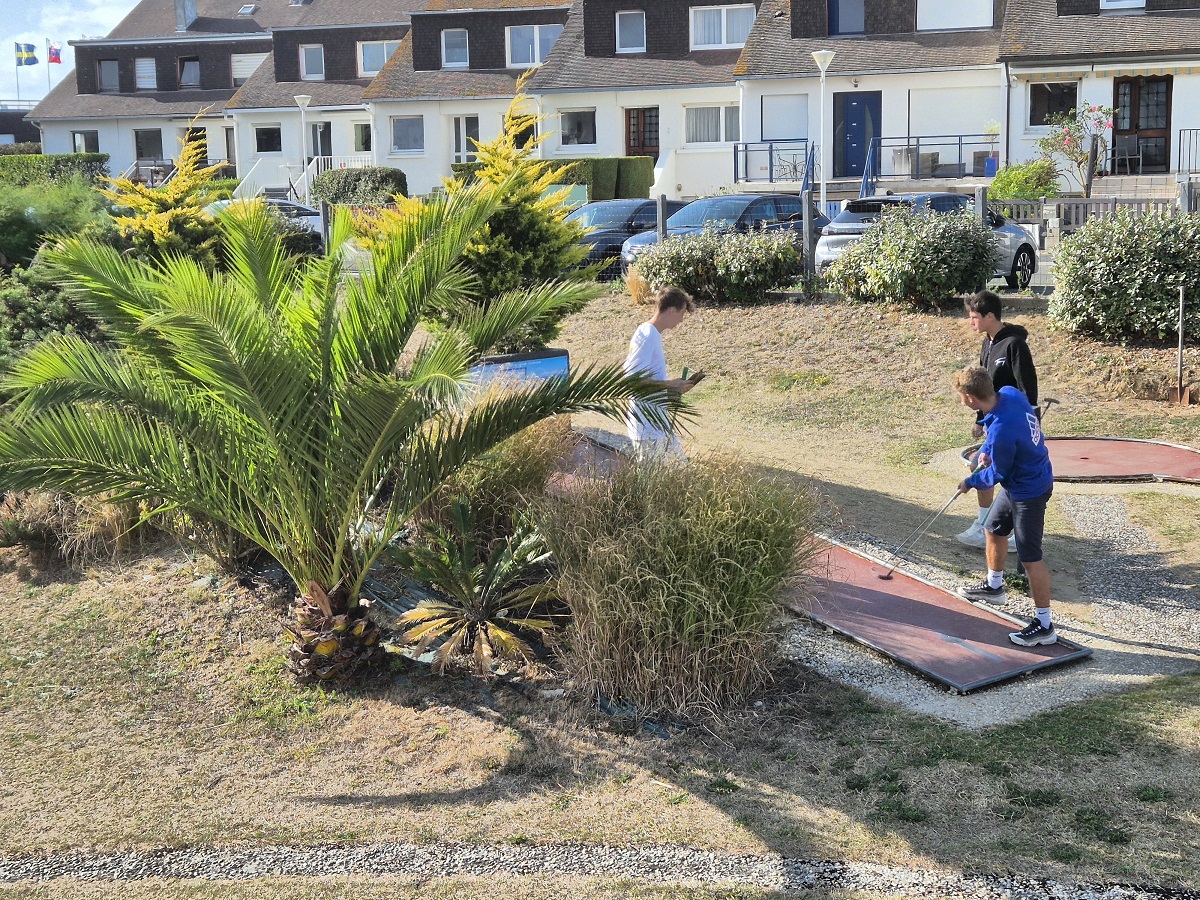Nathalie Papouinmini-golf-luc-sur-mer-enfants-credit-nathalie-papouin (11)