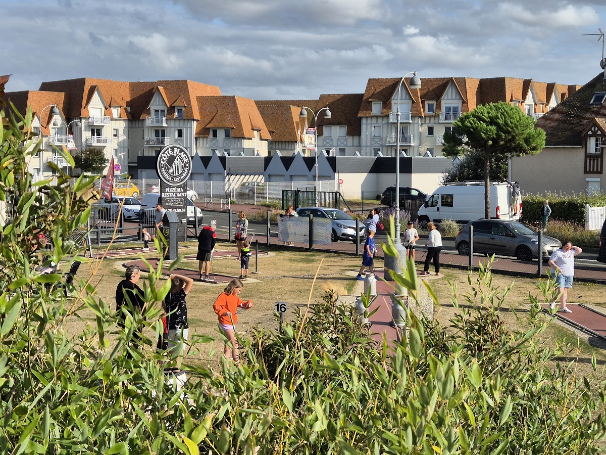 Nathalie Papouinmini-golf-luc-sur-mer-enfants-credit-nathalie-papouin (12)