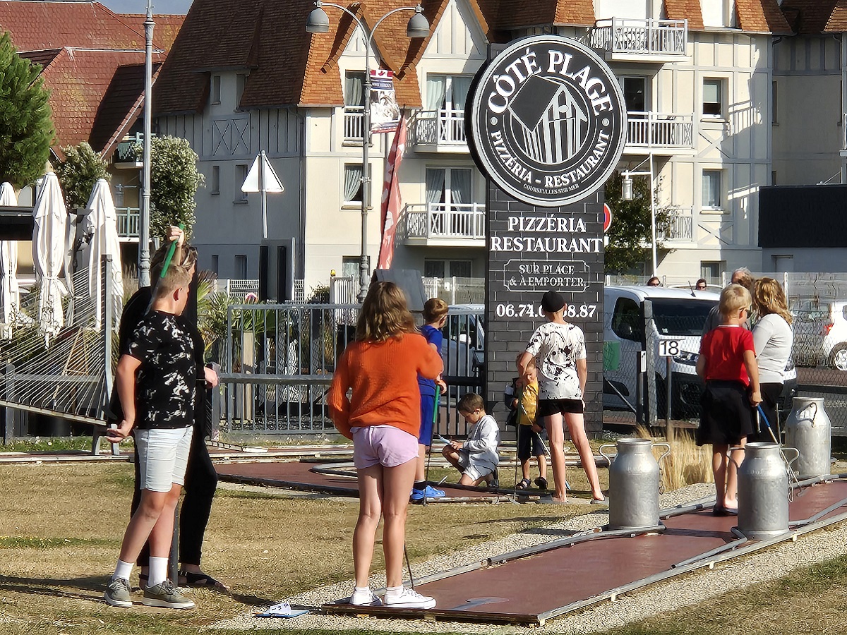 Nathalie Papouinmini-golf-luc-sur-mer-enfants-credit-nathalie-papouin (14)