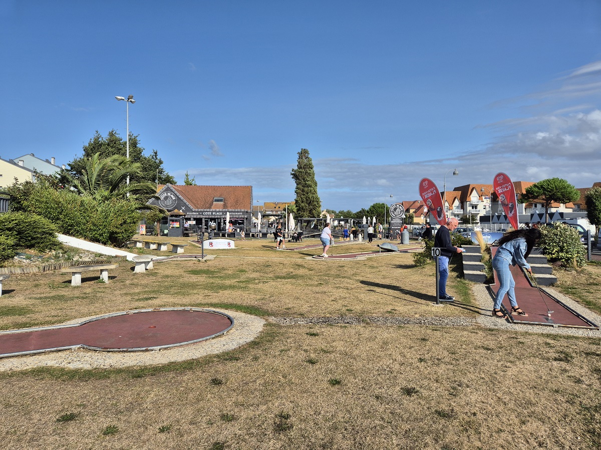 Nathalie Papouinmini-golf-luc-sur-mer-enfants-credit-nathalie-papouin (15)