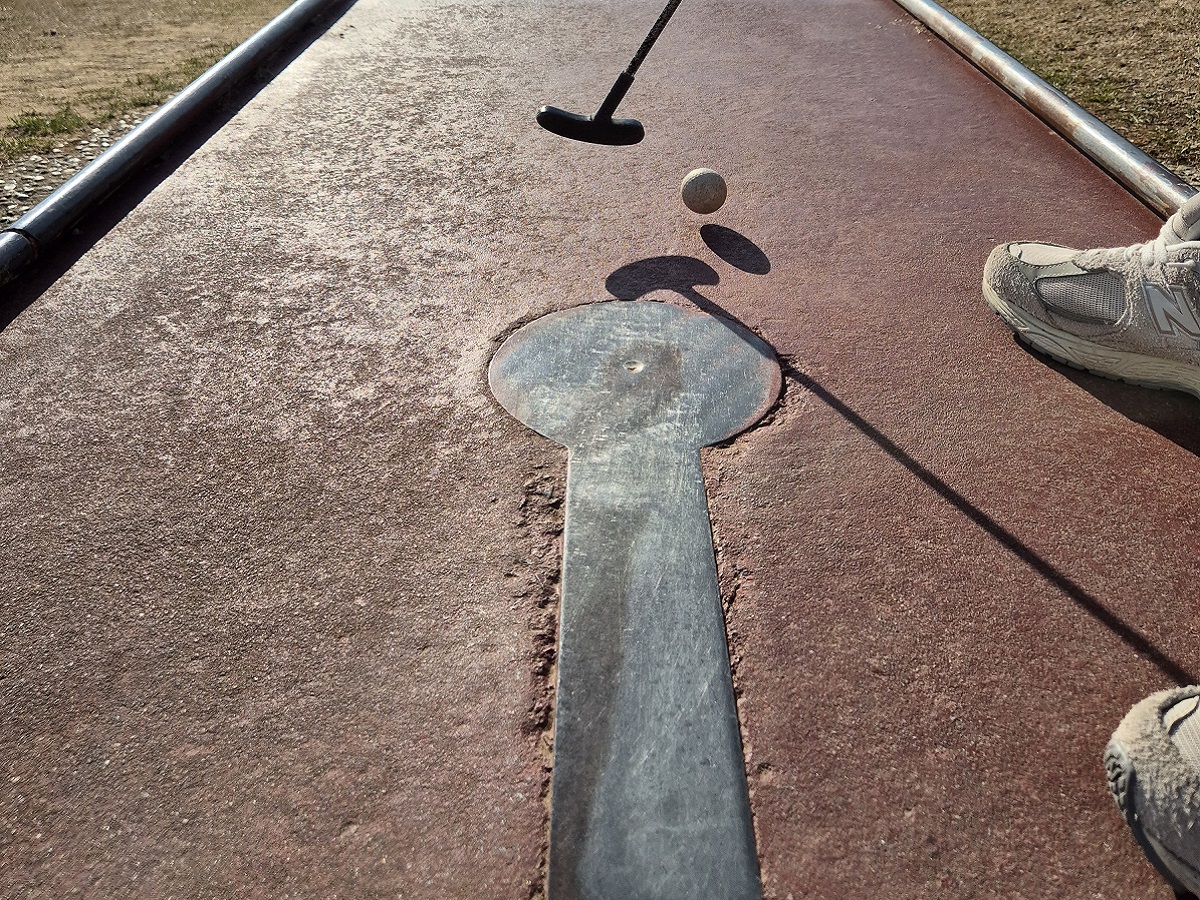 Nathalie Papouinmini-golf-luc-sur-mer-enfants-credit-nathalie-papouin (5) (1)