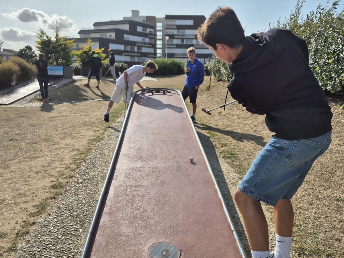 Nathalie Papouinmini-golf-luc-sur-mer-enfants-credit-nathalie-papouin (7)