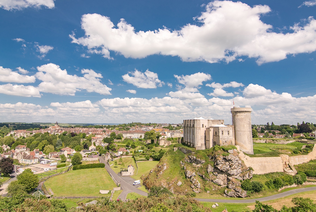 Jacky Hervieux_La ville et le château vue du Mont Myrrha_Château Guillaume le Conquérant_Falaise