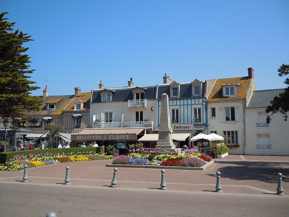monument aux morts - Courseulles-sur-Mer