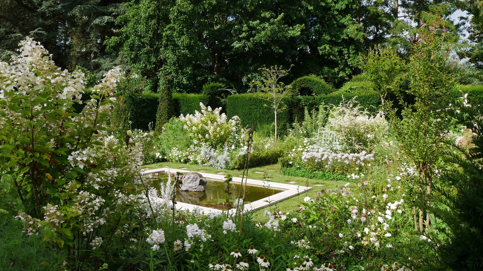 Chateau de BoutemontJardin en chambre de verdure Le Jardin Blanc