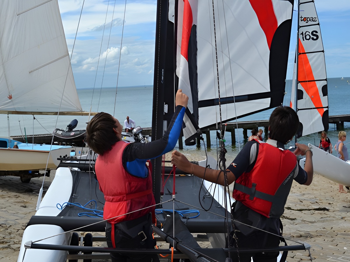 © Ecole de Voile Cap 21On grée