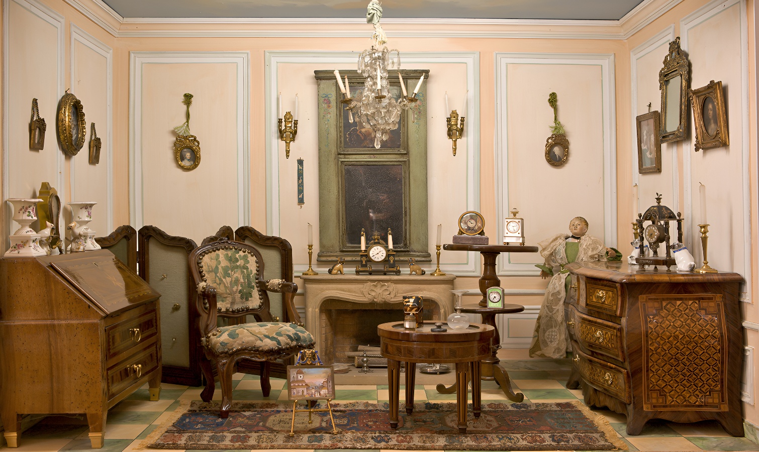 Château de VendeuvreVitrine 18ème du musée du mobilier miniature
