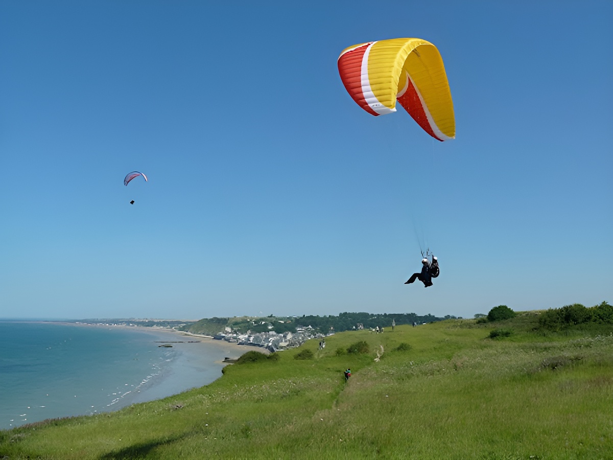 C. BellesortParapente dans le Bessin