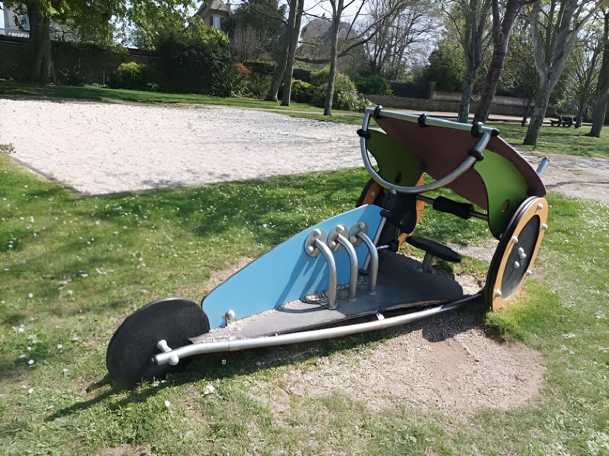 Claire Salmeron Tendronparc pillier jeux voiture et terrain de pétanque