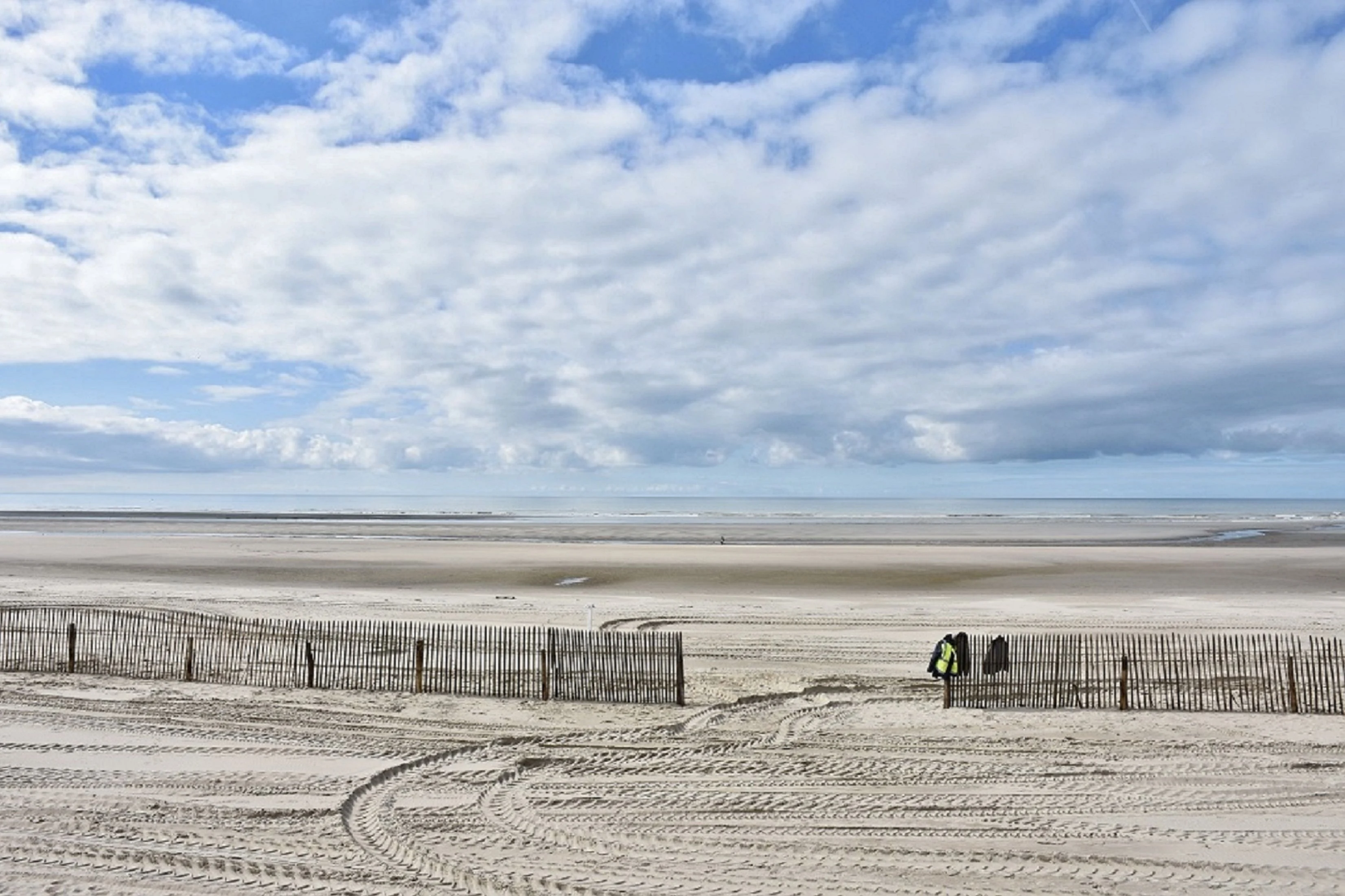 Belle plage de sable avec ciel nuageux au Touquet-Paris-Plage en France.