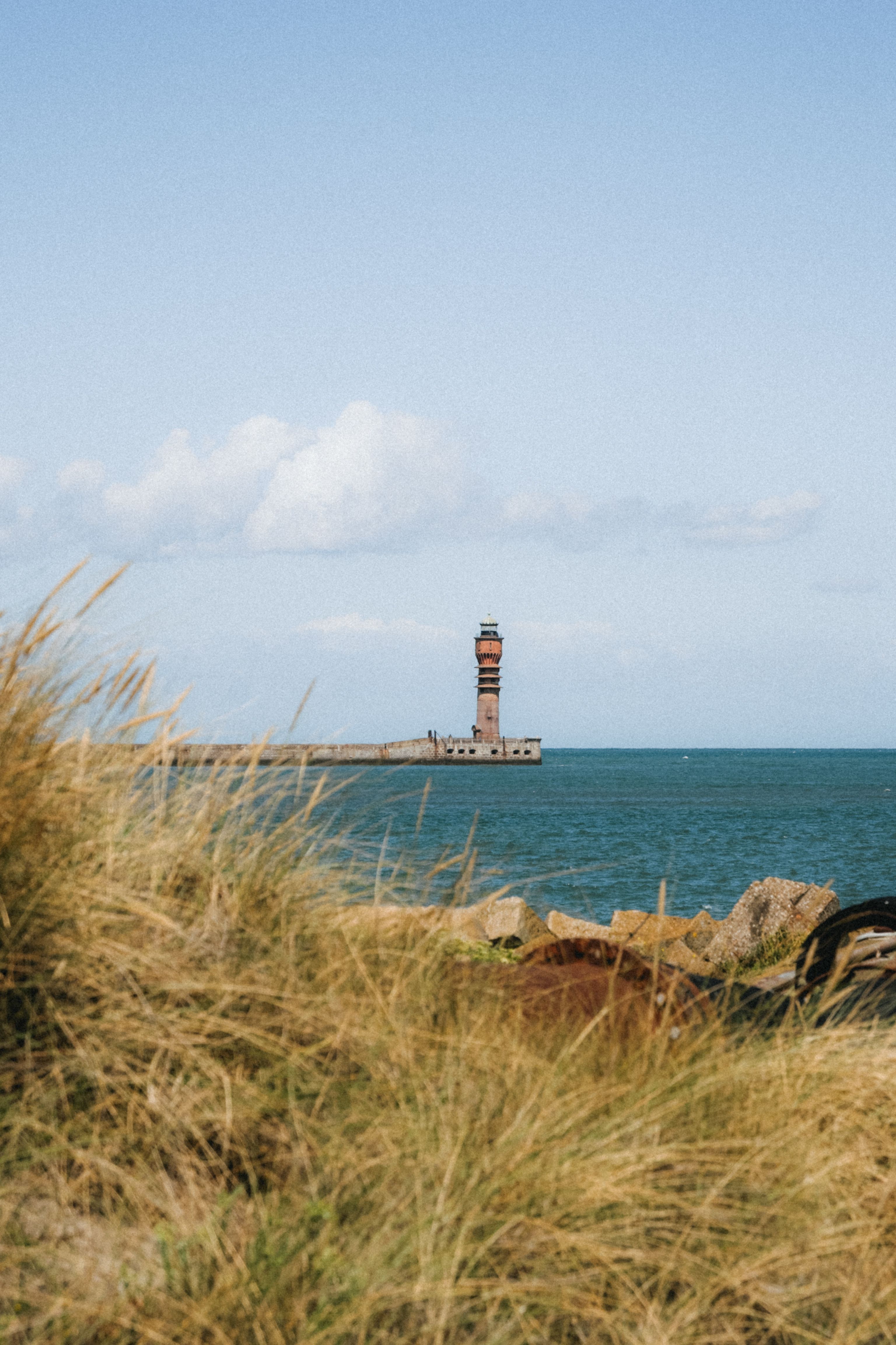 Vue pittoresque du phare depuis la côte rocheuse française à Dunkerque, Hauts-de-France.