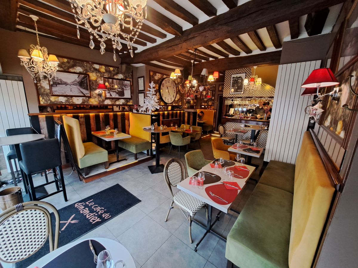 PropriétaireLe Café du Dinandier