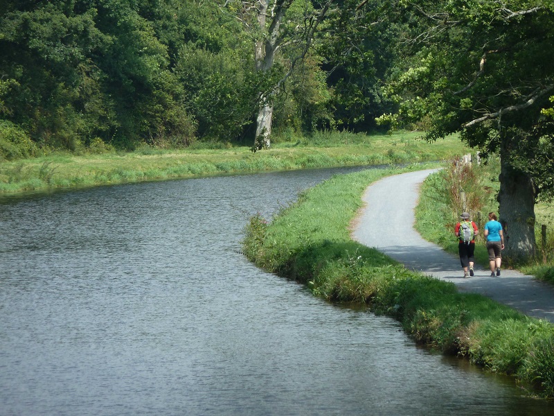 Séverine GrillotPhoto N°3_randonneurs halage troisgots 2011 s.grillot