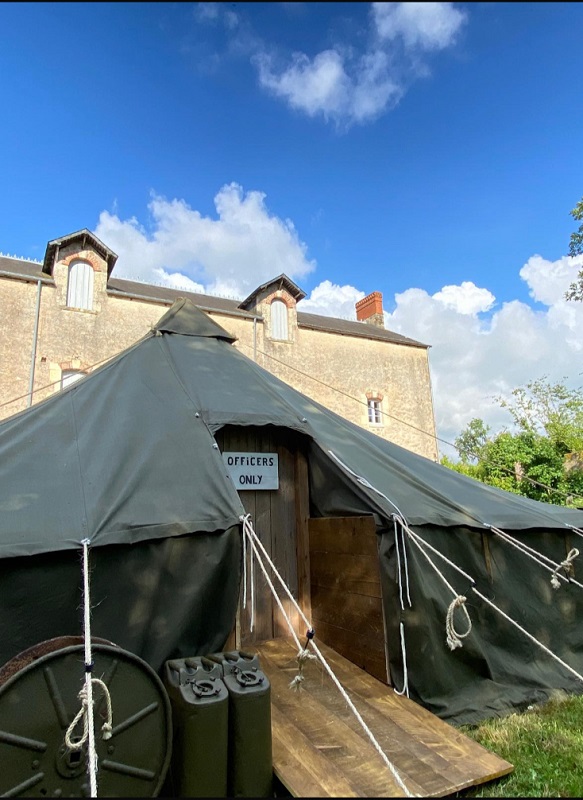 PROPRIETAIREpicauville-hebergement-insolite-the-field-camp-0