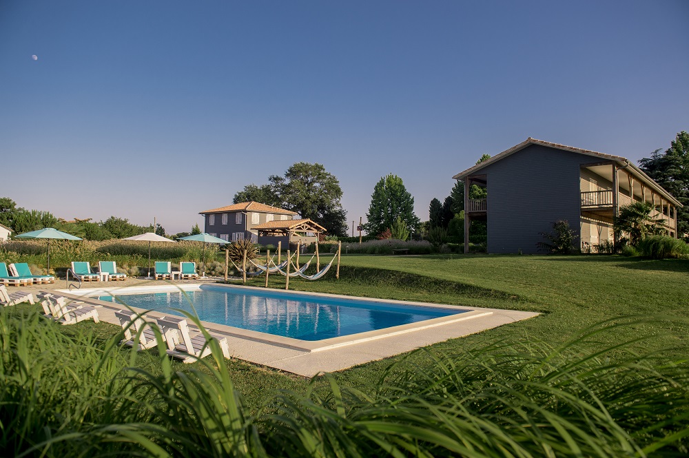 © Petite couronnePiscine-exterieur-Hotel-Lodge-La-Petite-Couronne