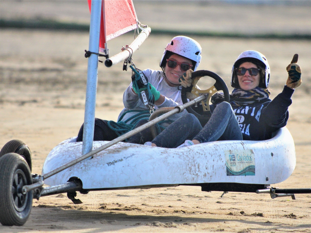 Nathalie PapouinPLAGE-DE-COURSEULLES-SUR-MER-ACTIVITE-INITIATION-CHAR-A-VOILE-ECOLE-DE-VOILE