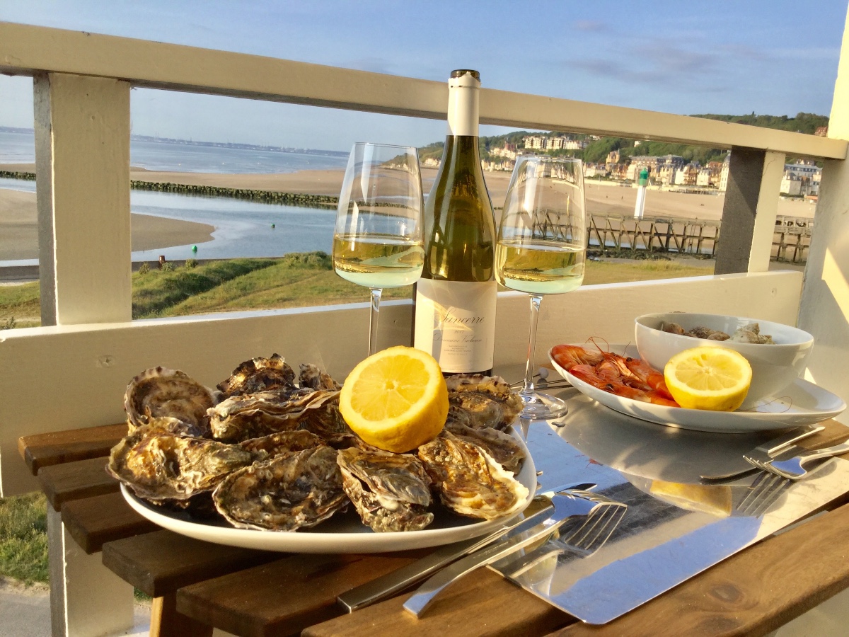 Le Phare - Deauville. C.HPlateau de fruits de mer sur le balcon. Le Phare - deauville