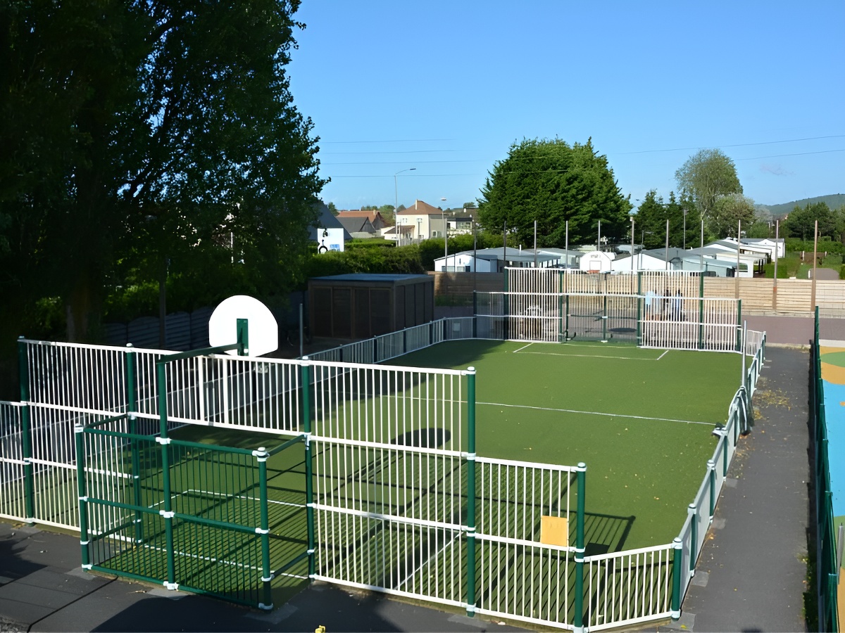 Camping la Pommeraie - Cabourgpommeraie-terrain-multisports