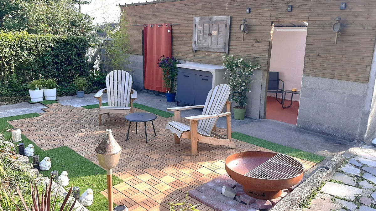 Patricia LAUNAYPontorson_Les_Cabanes_de_la_Bee_terrasse