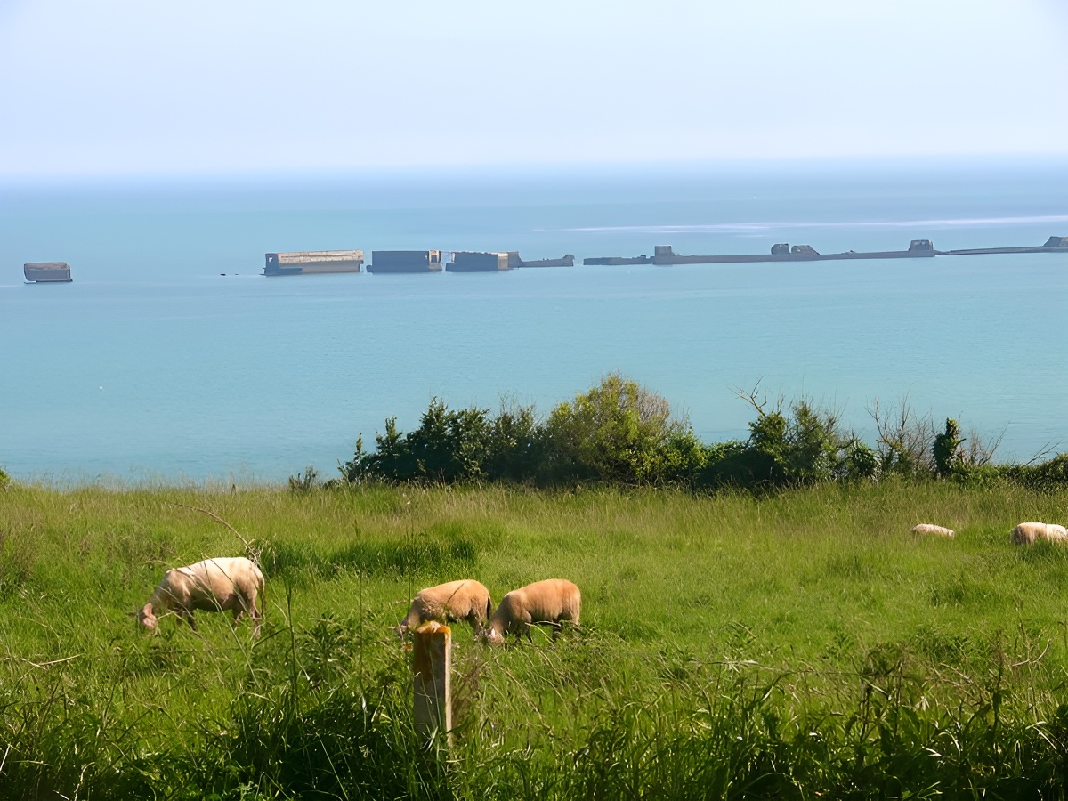 Calvados TourismeVue sur le port artificiel d'Arromanches