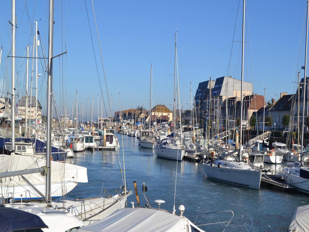Nathalie PapouinPORT-DE-COURSEULLES-BASSIN-PLAISANCE-COURSEULLES-SUR-MER-CREDIT-ANNE-PEREZ-NEDELEC