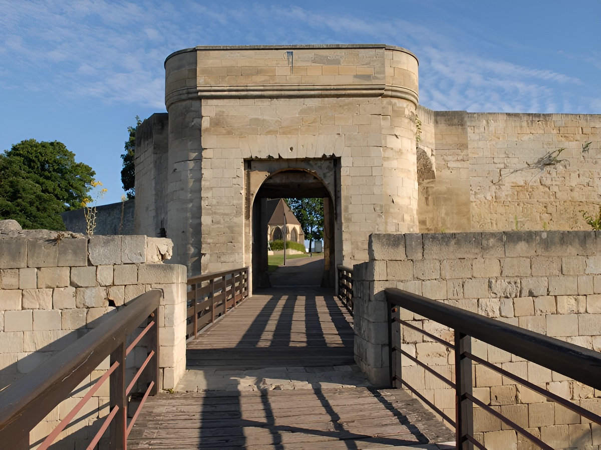 JM GateyPorte du chateau de Caen