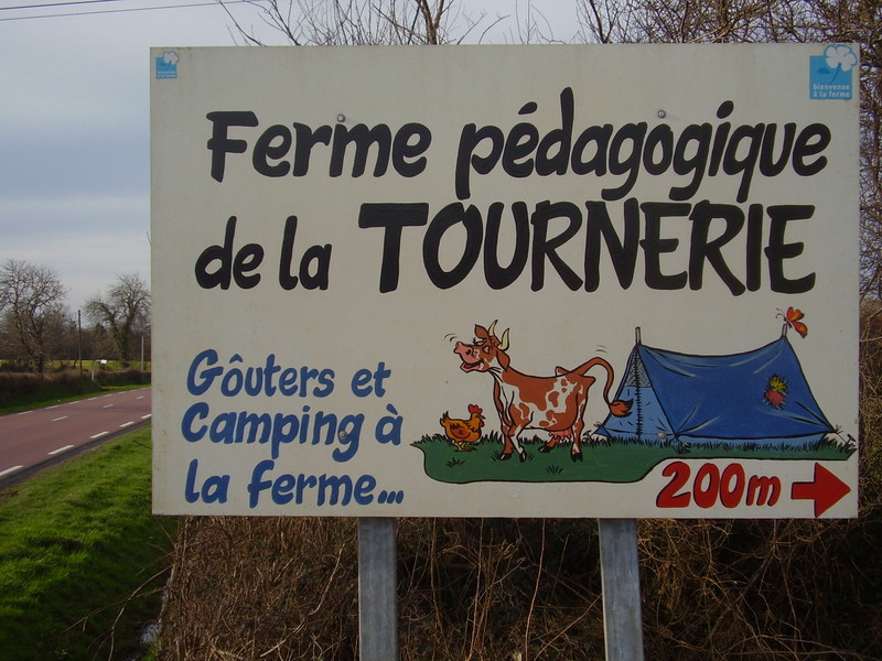 PROPRIETAIREraids-ferme-pédagogique-de-la-tournerie-pancarte -route