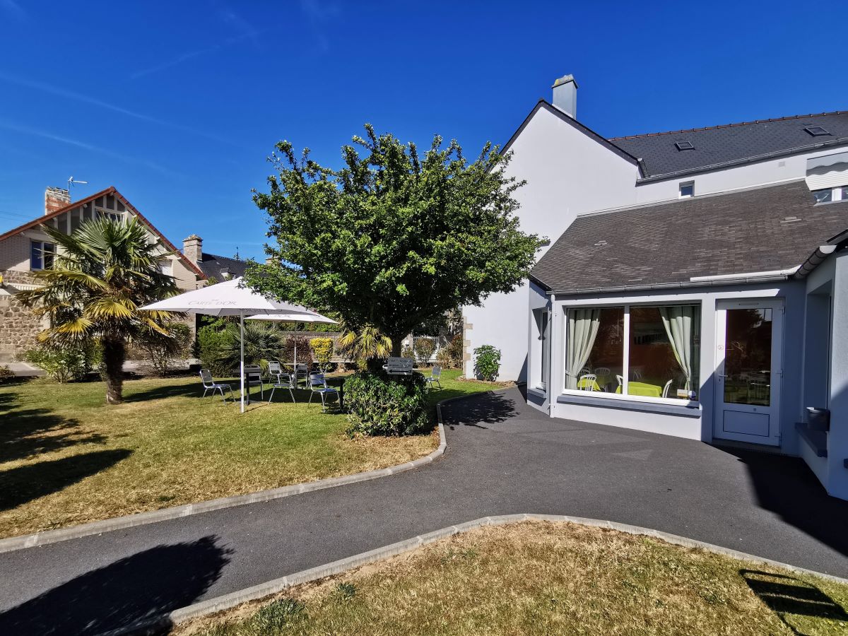 PROPRIETAIREHotel-Au-Moyne-de-Saire-Reville-arriere