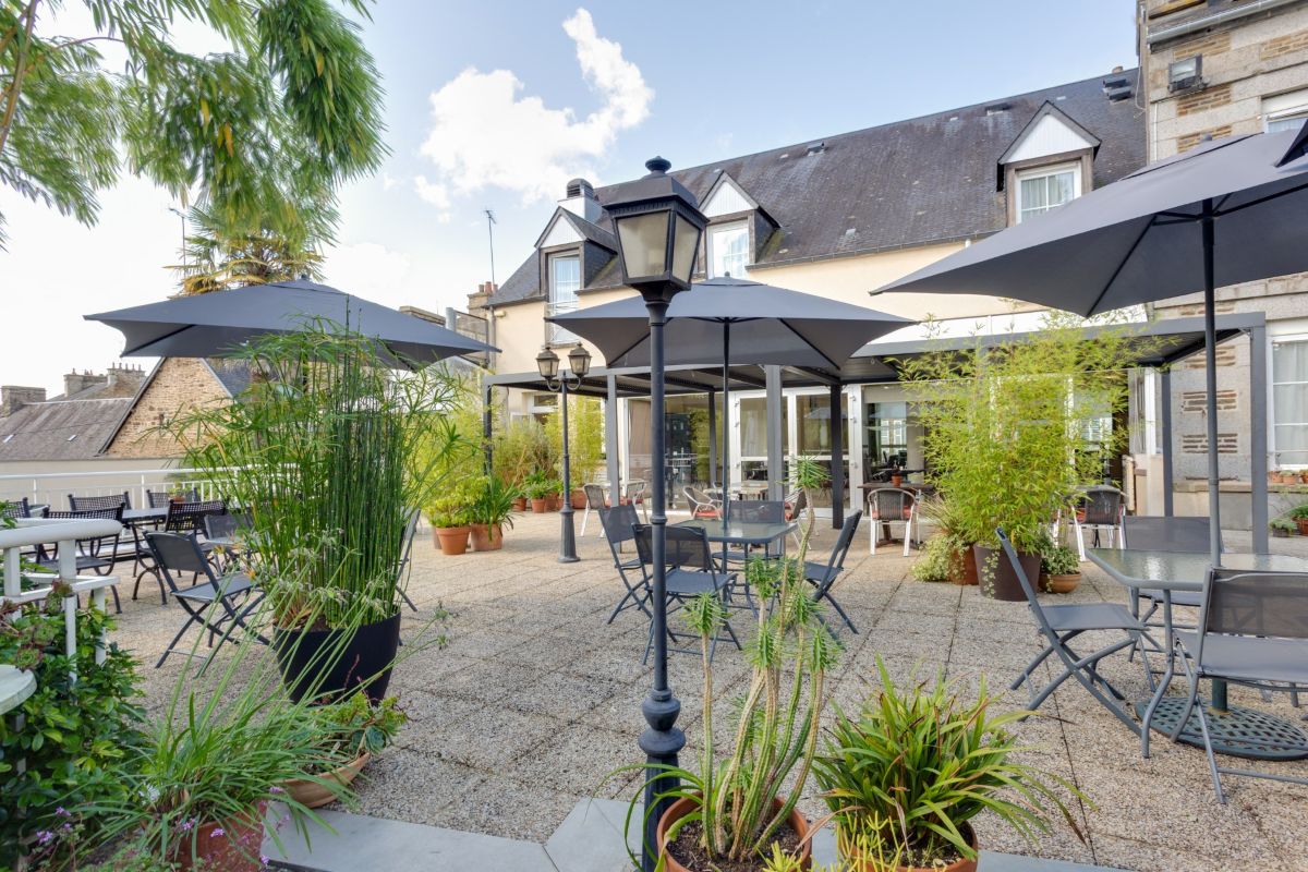©Brit Hôtel Le CygneSaint-Hilaire-du-Harcouet_Le_Cygne_terrasse