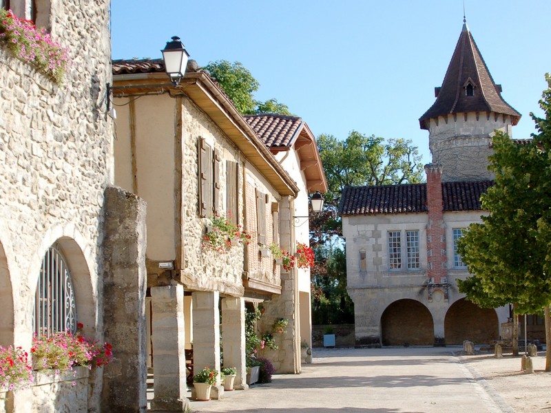 OT Landes d'ArmagnacSaint Justin - Place des Tilleuls (2)