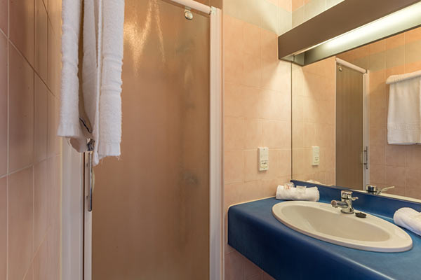 Aliotelsalle_bain_hotel_aliotel_cazere_40