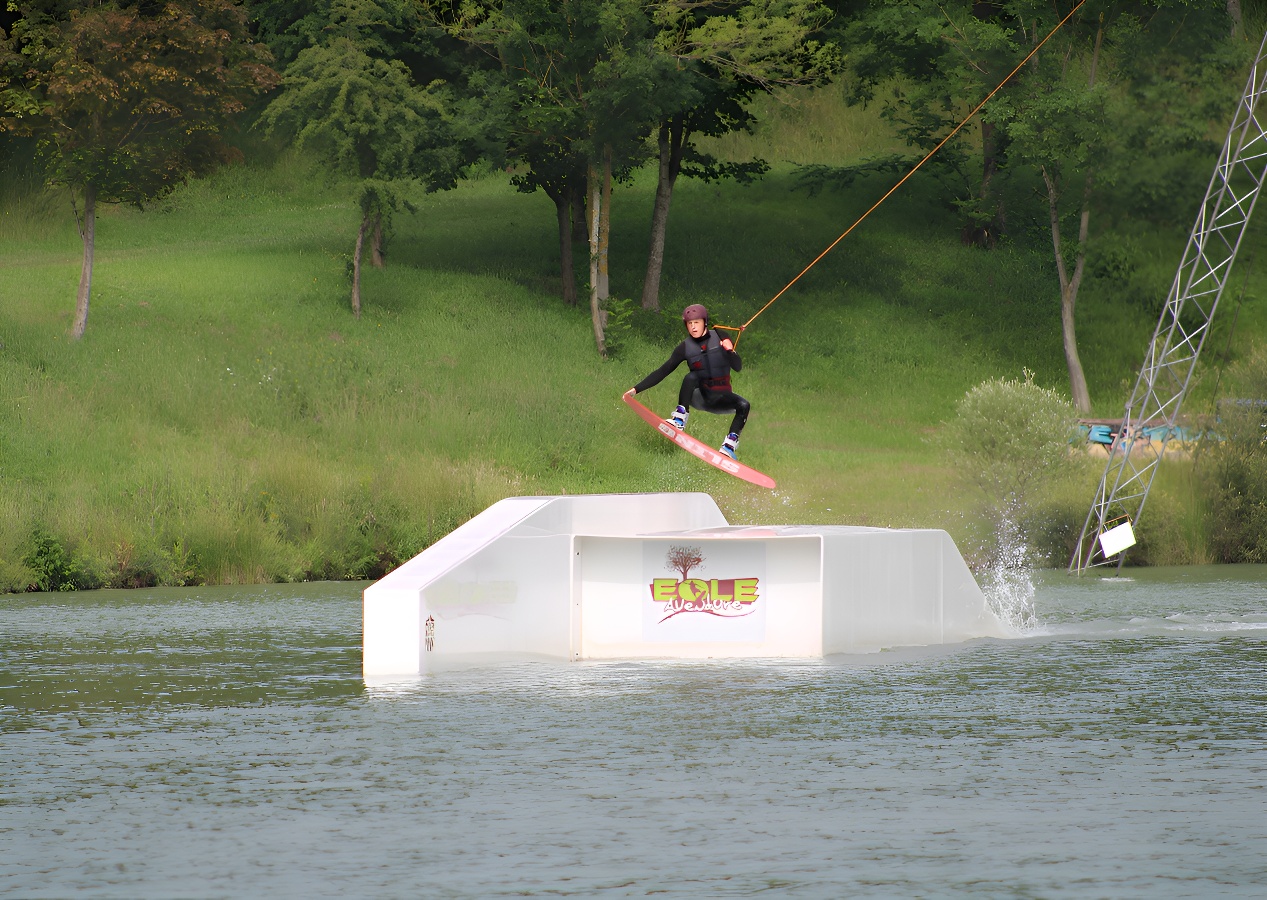 © EOLE AventureSaut en Wake Téléski-Nautique