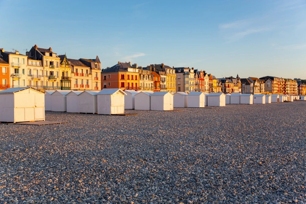 Maisons colorées en bord de plage de Mers-les-Bains