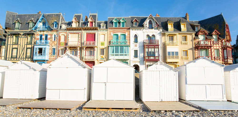 Maisons colorées en bord de plage de Mers-les-Bains