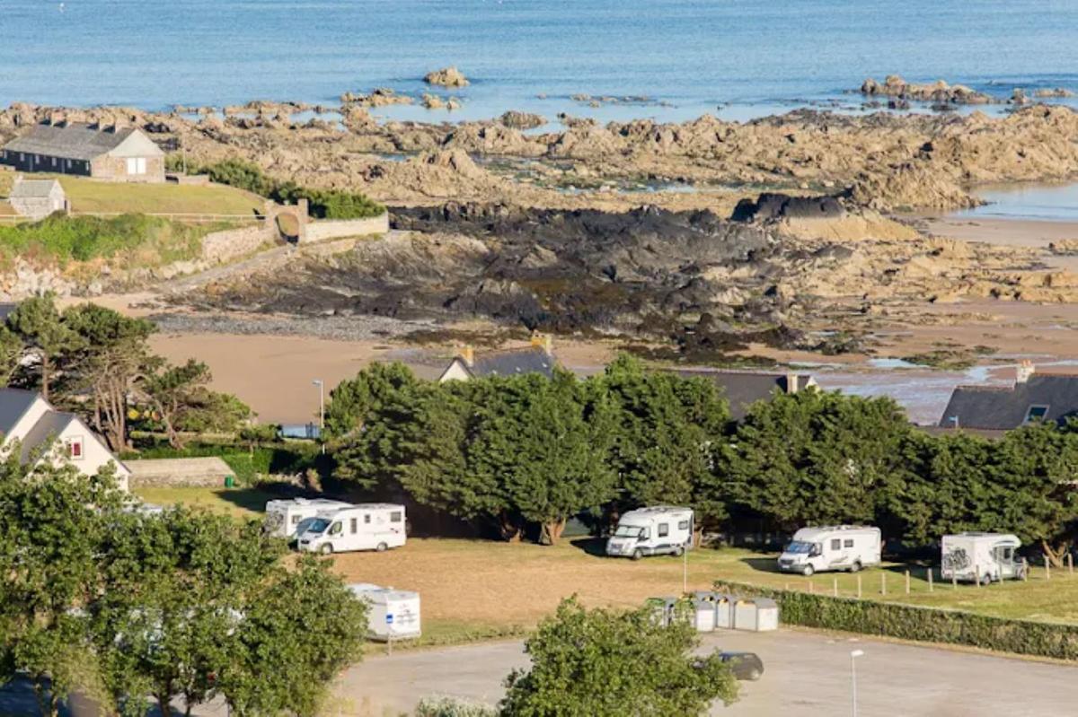 Serge TirelSiouville - aire de camping-car - 0