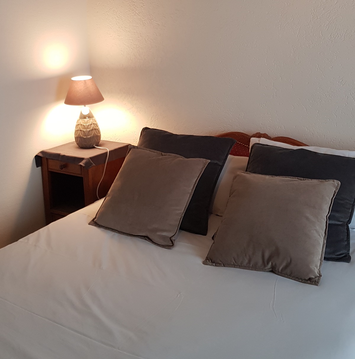 ©Hôtel Saint Etienne Caenstudio-saint-etienne-lit