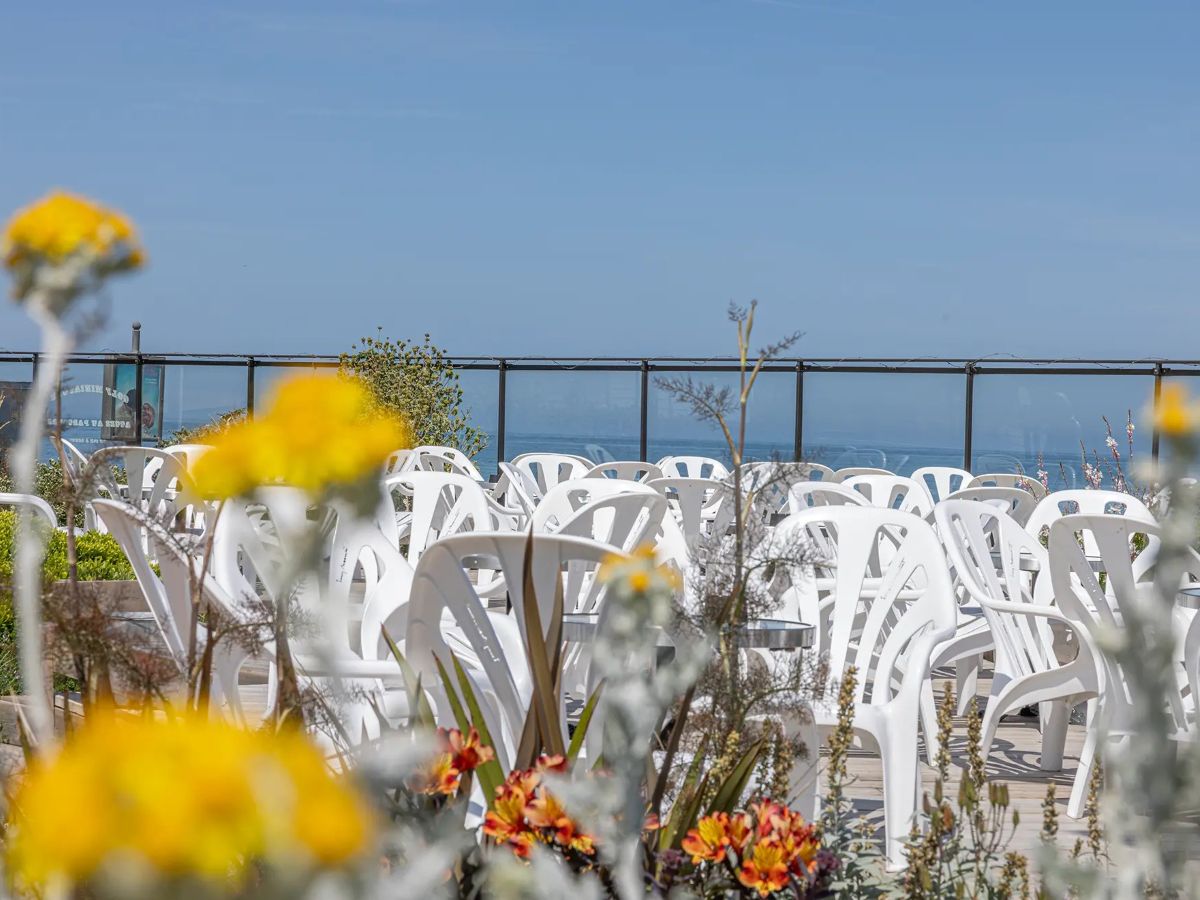 Paul CikoTerrasse vue mer
