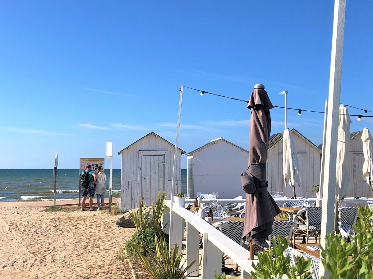 Mathilde LelandaisTERRASSE-LE-PERE-TRANQUILLE-RESTAURANT-VUE-MER-CABINES-DE-PLAGE-CREDIT-MATHILDE-LELANDAIS