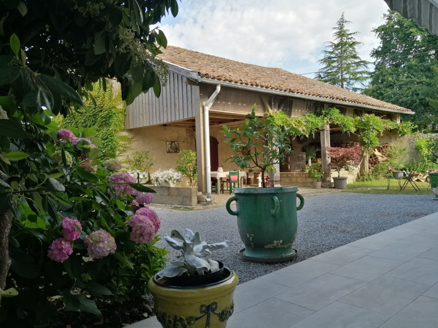 © Gite LabadieGite Labadie terrasse préau